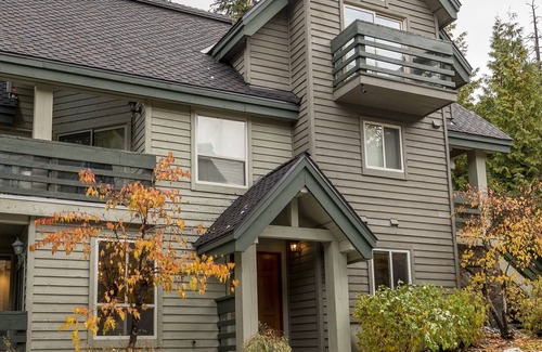 Blackcomb House | Ski-in Chic and Cozy 2bed, 2 bath Townhouse in the Upper Village/Benchlands