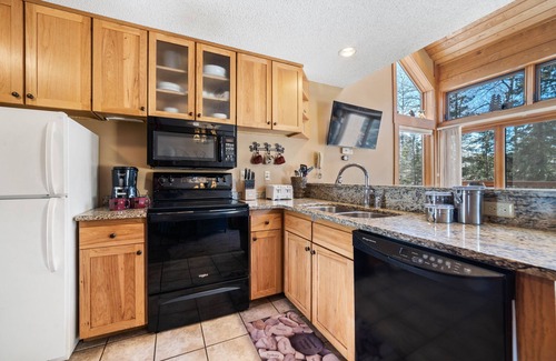Lutsen House | Ski in/out at Lutsen Mountains. Family-sized base camp, on the trails in Lutsen!