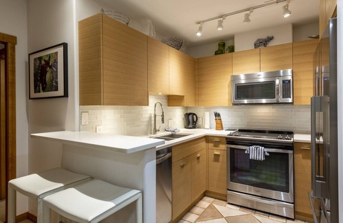 Whistler House | Ski in/out | BBQ | Complex pool & Hot tub | Garage