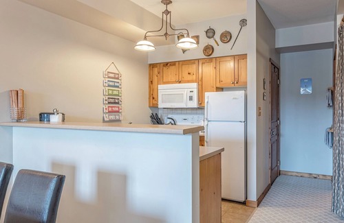 Silver Star Mountain Condo | Ski in/out ground floor condo in Creekside with King Bed in Master