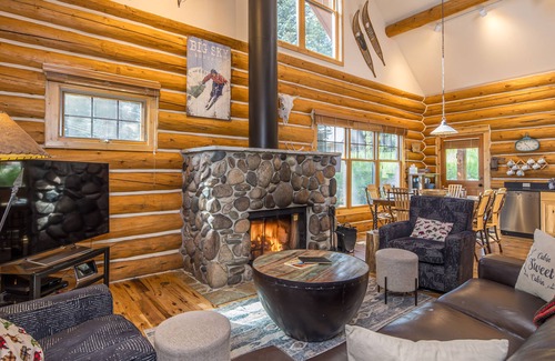 Powder Ridge House | Ski In/Out Cabin! Private Hot Tub, Wood Fireplace 5 Min Drive to Resort!