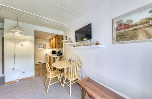 Waitsfield Condo | Ski-in/out condo with pool, hot tub, game room, mountain view, & fireplace