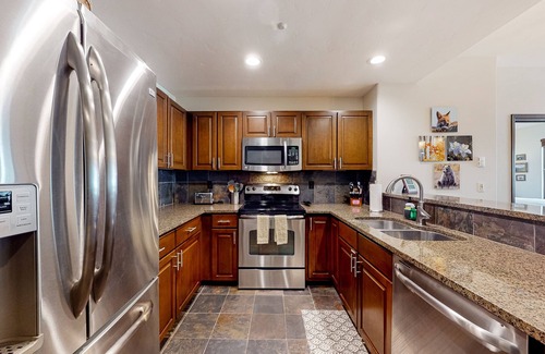 Edwards Condo | Ski in/out mountain getaway with pool, hot tub, & balcony - steps to the slopes