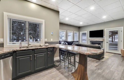 Boyne Falls Condo | Ski-In/Out | Radiant Heated Bathrooms | Ski Boot/Glove Warmer | Gas Fireplace