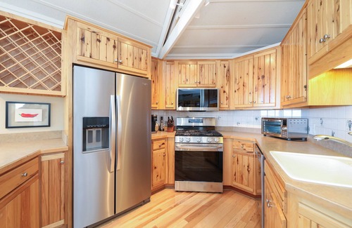 Treeloft House | SKI IN/OUT! SiloOnTyro 4BR/4BA Retreat Perfect for Families, Close to Resort