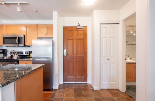 Whistler Condo | SKI-IN/SKI-OUT 1BDR Condo with Pool & Hot Tub | Spectacular location!