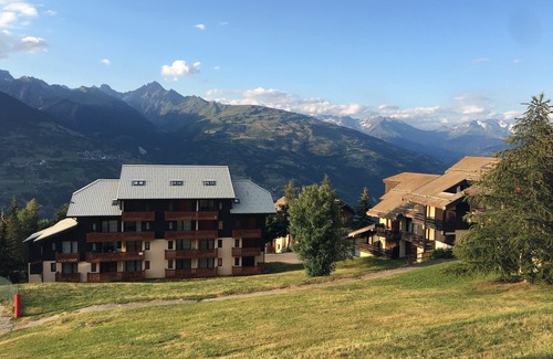 Montalbert Apartment | Ski-in ski-out apartment