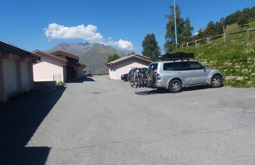 Mont-de-Lans Apartment | Ski in/ski out apartment in a quiet area