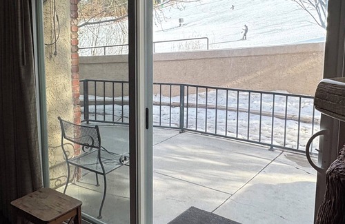 Big Bear Lake Condo | Ski-In Ski-Out at Bear Mountain - Large 3bd 2.5ba Sleeps 7 - The Bear Condo