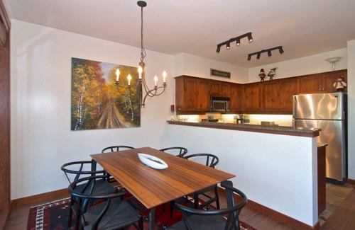 Nordic Estates House | SKI IN/SKI OUT Beautiful Family Townhome. Newly renovated, Free parking, one level unit,
