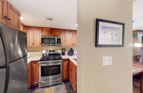 Ludlow Condo | Ski-In/Ski-Out Condo w/Pool & Seasonal Hot Tubs - Golf & Tennis Nearby