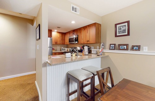 Ludlow Condo | Ski-In/Ski-Out Condo w/Pool & Seasonal Hot Tubs - Golf & Tennis Nearby