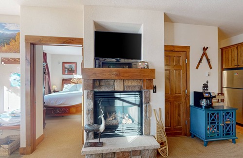 Granby Condo | Ski in ski out condo with fast wifi, full kitchen and shared hot tub and pool