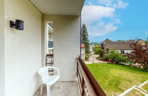 Warren Condo | Ski-in/ski-out condo with mountain view, seasonal pool