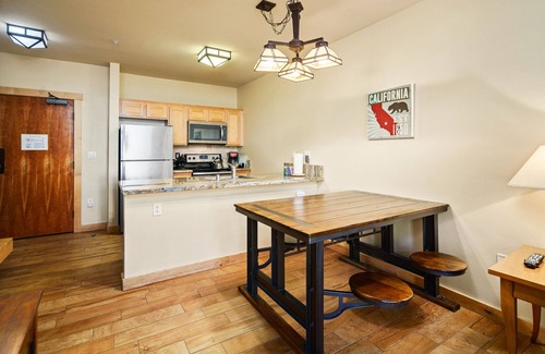 Mammoth Lakes Condo | Ski In-Ski Out Exclusive Lift Access Resort Condo at Mammoth Mountain Lakes CA