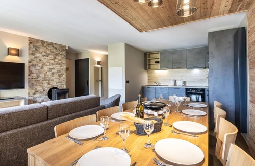 Risoul Apartment | Ski-in/ski-out & foot of the slopes, swimming pool, sauna, hammam, terrace, balcony, tv, ski locker