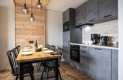 Risoul Apartment | Ski-in/ski-out & foot of the slopes, swimming pool, sauna, hammam, terrace, balcony, tv, ski locker