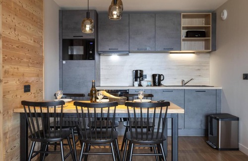 Risoul Apartment | Ski-in/ski-out & foot of the slopes, swimming pool, sauna, hammam, terrace, balcony, tv, ski locker