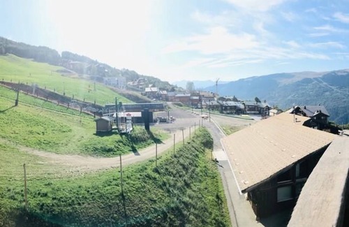 Montalbert Apartment | Ski-in/ski-out & foot of the slopes, 3rd floor, view ski slopes, balcony, tv, ski locker, 30m²