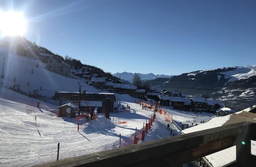Montalbert Apartment | Ski-in/ski-out & foot of the slopes, 3rd floor, view ski slopes, balcony, tv, ski locker, 40m²