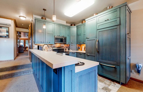 Vail Condo | Ski-in/ski-out home w/high-speed WiFi, fireplace & shared pool/hot tub/laundry