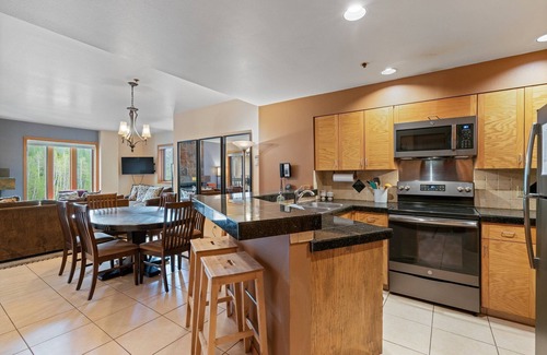 Purgatory House | Ski-in Ski-out, Hot Tub & Sauna, Cozy Condo!