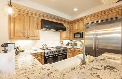 Empire Pass Condo | Ski-in/Ski-out, Luxury Amenities, Workout Rooms - Steps from the Slopes!