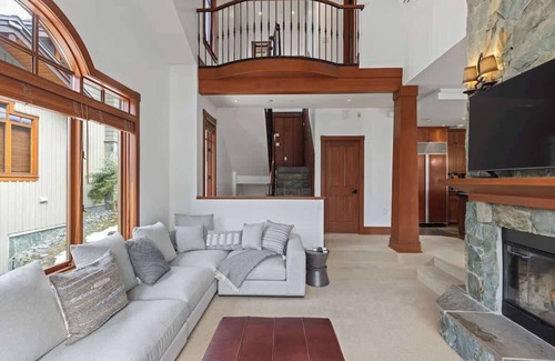 Nordic Estates House | Ski-in-Ski-out Mountainside, Private Hot Tub
