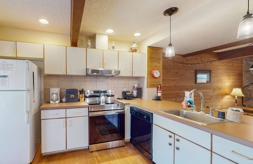 McHenry House | Ski-in/ski-out mountain-view home with hot tub, fireplace & year-round fun