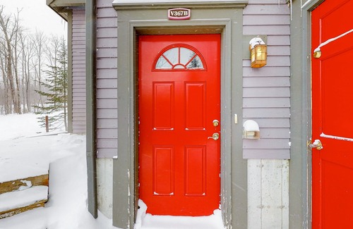 North Troy Condo | Ski-in/ski-out mountain-view condo next to Grammy Jay trail w/board games, W/D
