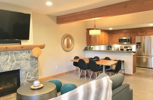 Nordic Estates House | Ski-In/Ski-Out -Private Hottub-Townhouse