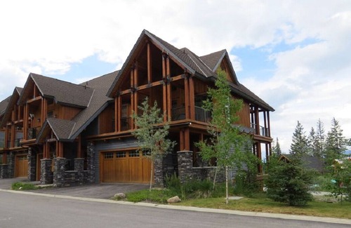 Golden House | Ski-In Ski-Out, Private Hot Tub, Spacious End Unit, Panoramic View