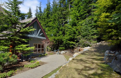 Upper Village House | Ski in Ski Out - Private Hot Tub - 3 BR - Large deck - BBQ - Parking