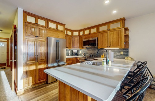 North Troy Condo | Ski-in/ski-out resort condo with fireplace, waterpark, & golf