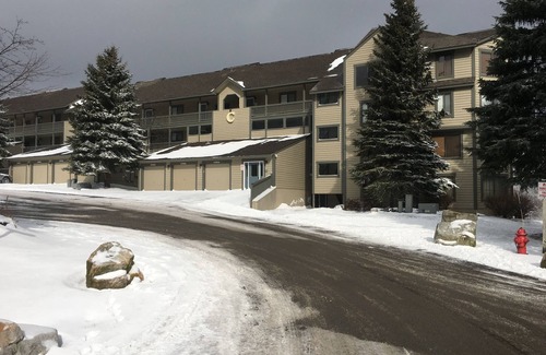 Seven Springs Condo | Ski-In/Ski-Out to Boomerang Trail,Corkscrew,Avalanche, Goosebumps at 7 Springs