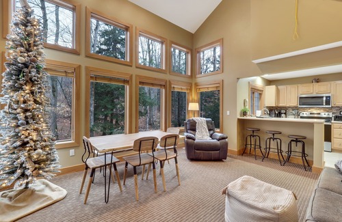 Boyne Falls Condo | Ski in/Ski out | Upper Level | Disciples 8 Chairlift | Sleeps 10 | Fireplace