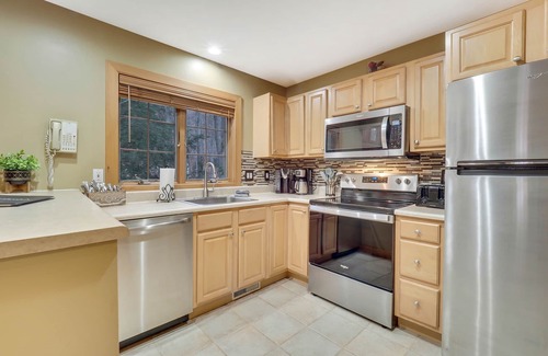 Boyne Falls Condo | Ski in/Ski out | Upper Level | Disciples 8 Chairlift | Sleeps 10 | Fireplace