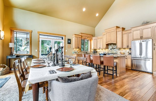Hyak Cabin | Ski-in/ski-out cabin with mountain-view deck, fireplace- walk to lifts