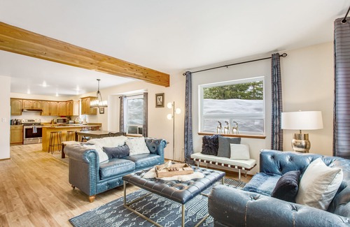 Hyak Cabin | Ski-in/ski-out home with fireplace & 2-car garage - dog-friendly