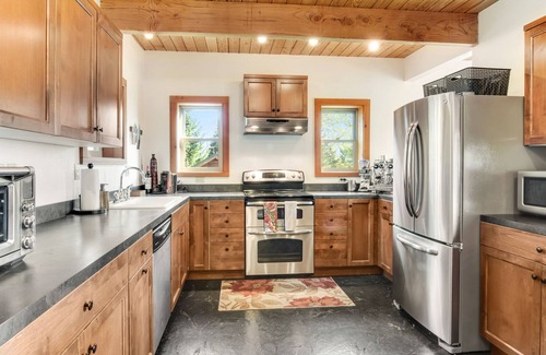 Hyak House | Ski-in/ski-out home with mountain-view balcony, multiple living areas, & W/D