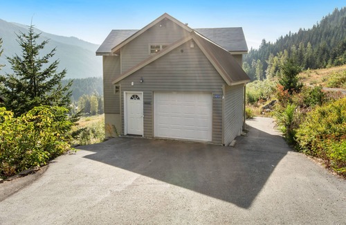 Hyak House | Ski-in/ski-out home with mountain-view balcony, multiple living areas, & W/D