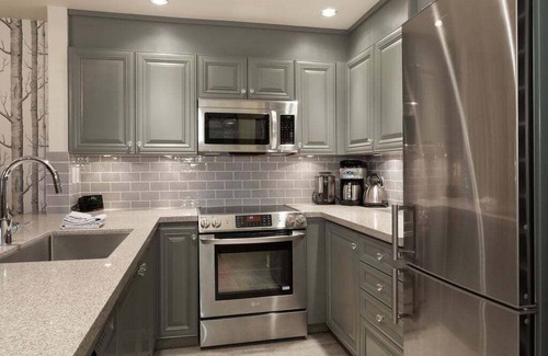 Blackcomb Apartment | Ski-in/walk-out | Private Hot Tub | Parking | BBQ