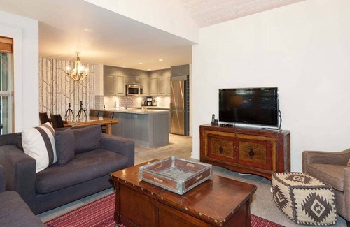 Blackcomb Apartment | Ski-in/walk-out | Private Hot Tub | Parking | BBQ