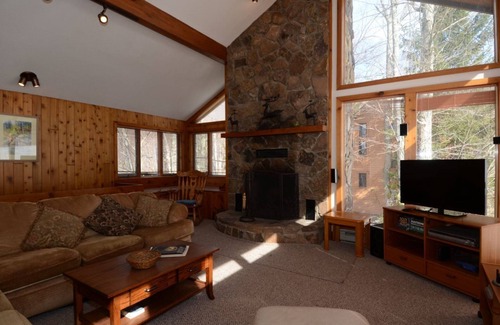 Northface House | Ski Inn - 388 Brookside Road Ski Inn - Great Access to Local Hiking Trails, Hot Tub, Pet Friendly