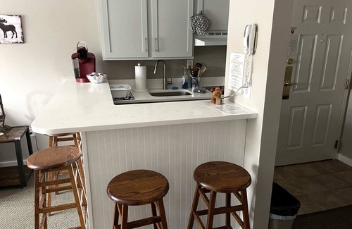 Hancock Apartment | Ski On Off 1st Flr Suite Sleeps 4 Jiminy Peak New - Redone, Must See Country Inn
