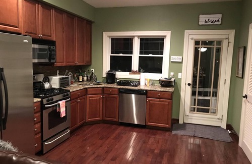 Hunter House | Ski ON/OFF 3 Bedroom Spacious Townhouse/newly renovated. 600 ft to lift