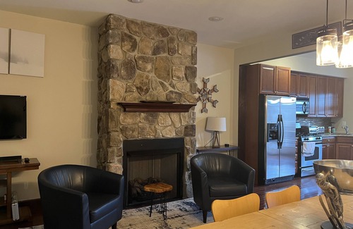 Hunter House | Ski ON/OFF 3 Bedroom Spacious Townhouse/newly renovated. 600 ft to lift