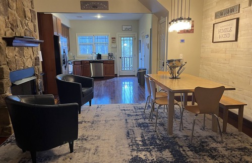 Hunter House | Ski ON/OFF 3 Bedroom Spacious Townhouse/newly renovated. 600 ft to lift