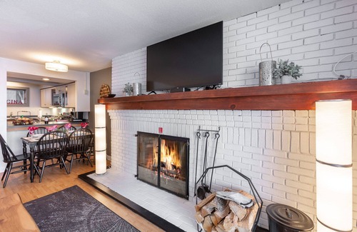 Central Vermont- Killington Condo | ⭐️Ski On-Ski Off Cozy Mountain Condo w/Real Wood Fire Place- King Bed 2-Bed/Bath