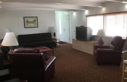 Great Falls Hotel | Ski's Western Motel